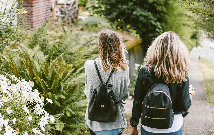 Två elever på väg till skolan