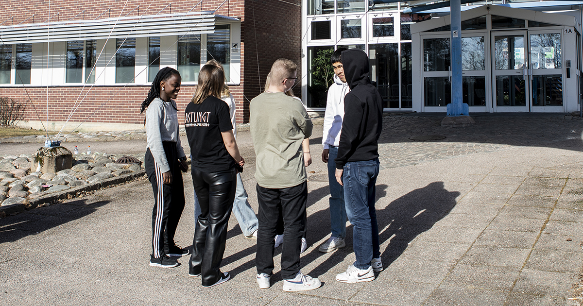 Flera personer står bredvid varandra och pratar.