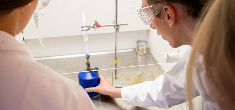 En man som tittar i ett